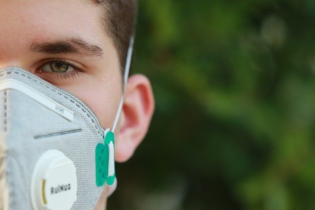 mladý muž s respirátorem na obličeji